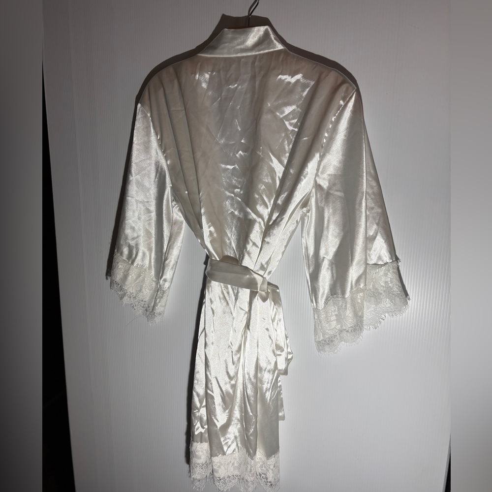 White Lace Trim Robe size medium? - Picture 2 of 2